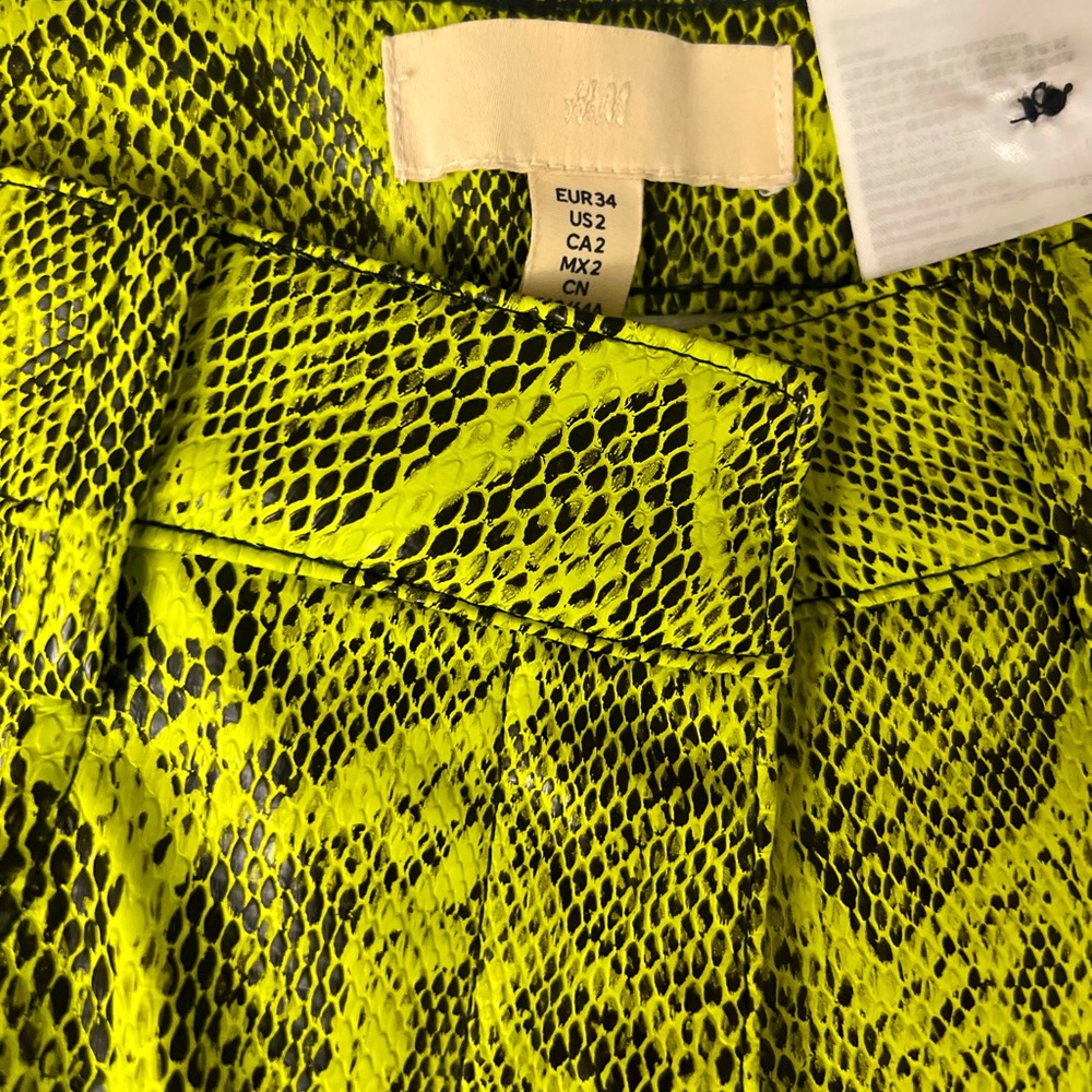 Vegan leather snake pants
Size US 2
Brand HYM